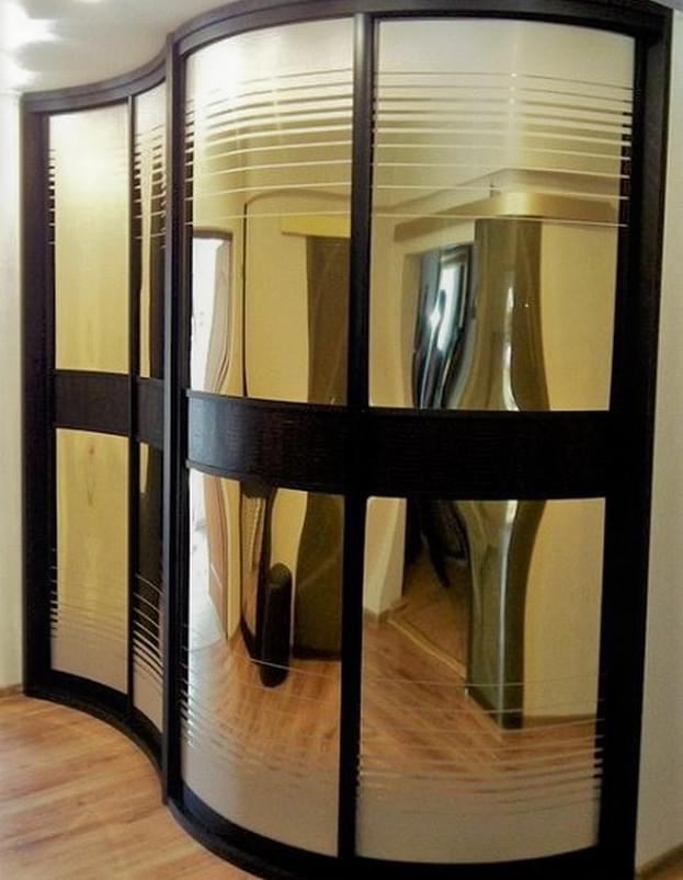 Шкаф с гнутыми зеркальными дверями