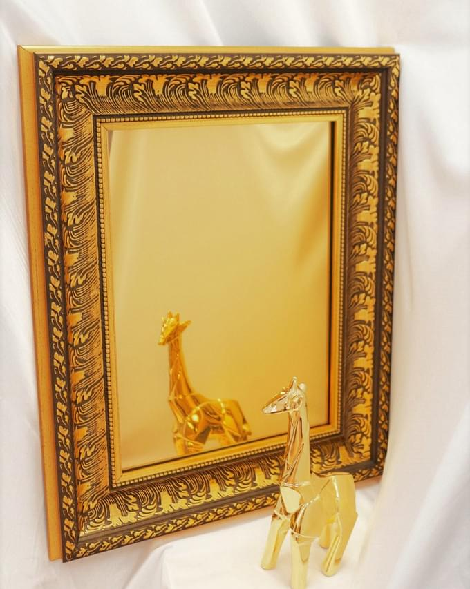 Небольшое золотое зеркало в багете