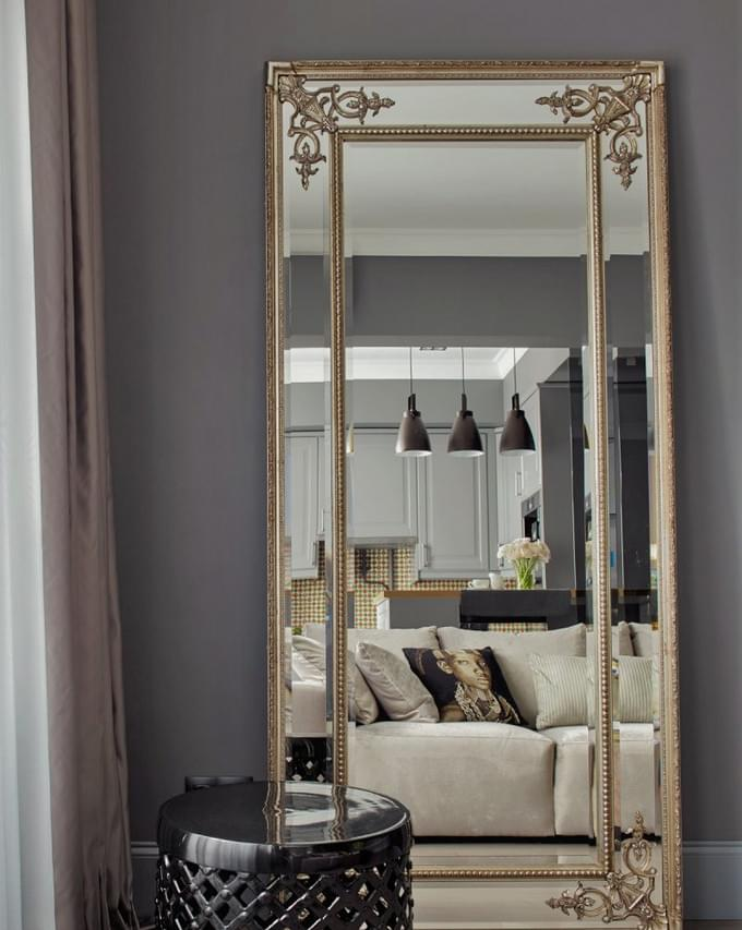 Серебряное зеркало в полный рост в спальне