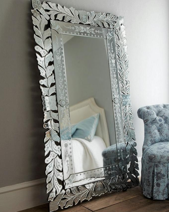 Большое серебряное зеркало в узорчатой раме