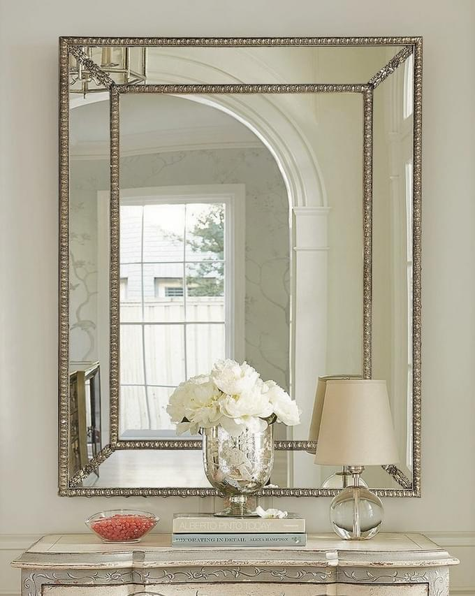 Серебряное зеркало на стене