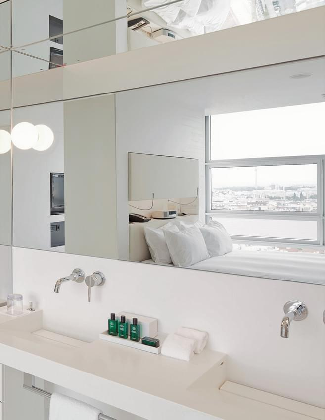 Осветленное зеркало в ванной