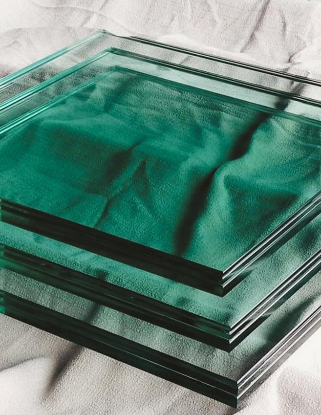 Листы стекла с зеленым оттенком