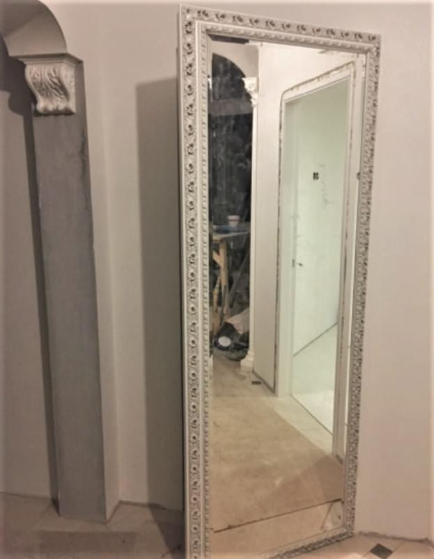 скрытая зеркальная дверь в багете
