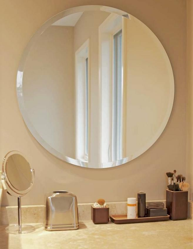 Круглое зеркало стандартных размеров в комнате