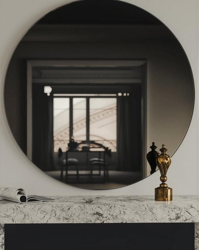 Круглое темное зеркало на стене