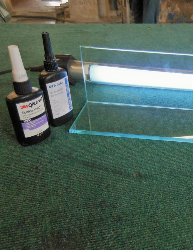 Склеивание соединения стекол с помощью УФ-клея и УФ-лампы