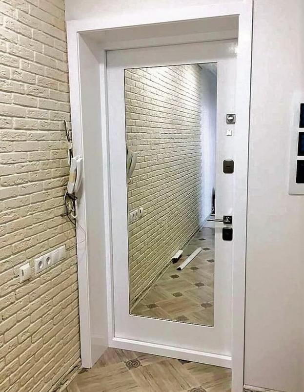 Дверь с зеркалом