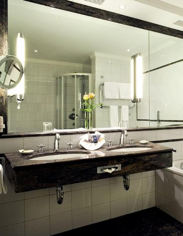 Зеркало встроенное в плитку в ванной